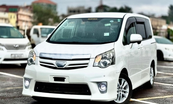 Nunua Ilio tumika Toyota Noah Nyeupe Gari ndani ya Kampala nchini Uganda Nunua Ilio tumika Toyota Noah Nyeupe Gari ndani ya Kampala nchini Uganda