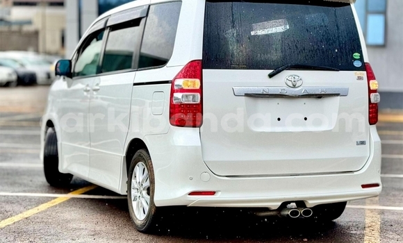Nunua Ilio tumika Toyota Noah Nyeupe Gari ndani ya Kampala nchini Uganda Nunua Ilio tumika Toyota Noah Nyeupe Gari ndani ya Kampala nchini Uganda