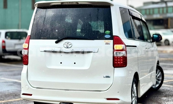 Nunua Ilio tumika Toyota Noah Nyeupe Gari ndani ya Kampala nchini Uganda Nunua Ilio tumika Toyota Noah Nyeupe Gari ndani ya Kampala nchini Uganda