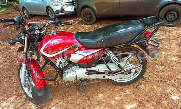 Gura Yakoze TVS HLX125 Red Bike i Kampala mu Uganda Gura Yakoze TVS HLX125 Red Bike i Kampala mu Uganda