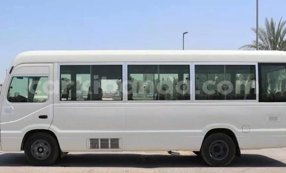 Nunua Ilio tumika Toyota Coaster Nyeupe Gari ndani ya Kampala nchini Uganda Nunua Ilio tumika Toyota Coaster Nyeupe Gari ndani ya Kampala nchini Uganda