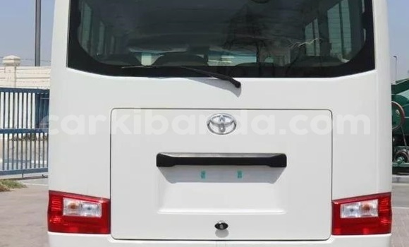 Nunua Ilio tumika Toyota Coaster Nyeupe Gari ndani ya Kampala nchini Uganda Nunua Ilio tumika Toyota Coaster Nyeupe Gari ndani ya Kampala nchini Uganda