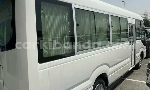 Nunua Ilio tumika Toyota Coaster Nyeupe Gari ndani ya Kampala nchini Uganda Nunua Ilio tumika Toyota Coaster Nyeupe Gari ndani ya Kampala nchini Uganda