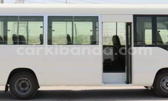 Nunua Ilio tumika Toyota Coaster Nyeupe Gari ndani ya Kampala nchini Uganda Nunua Ilio tumika Toyota Coaster Nyeupe Gari ndani ya Kampala nchini Uganda