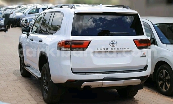 Buy Used Toyota Land Cruiser White Car in Kampala in Uganda Buy Used Toyota Land Cruiser White Car in Kampala in Uganda