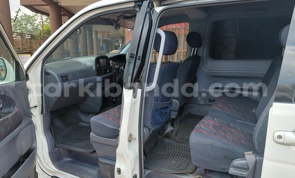 Acheter Occasion Voiture Toyota Noah Blanc à Kampala, Ouganda Acheter Occasion Voiture Toyota Noah Blanc à Kampala, Ouganda