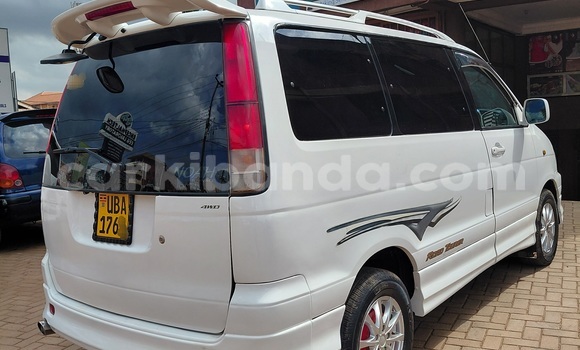 Acheter Occasion Voiture Toyota Noah Blanc à Kampala, Ouganda Acheter Occasion Voiture Toyota Noah Blanc à Kampala, Ouganda
