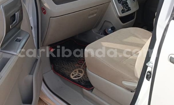 Acheter Occasion Voiture Toyota Noah Blanc à Kampala, Ouganda Acheter Occasion Voiture Toyota Noah Blanc à Kampala, Ouganda