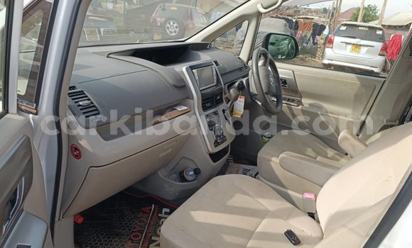 Acheter Occasion Voiture Toyota Noah Blanc à Kampala, Ouganda Acheter Occasion Voiture Toyota Noah Blanc à Kampala, Ouganda