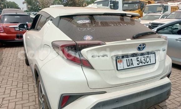Nunua Imported Toyota C-HR Nyeupe Gari ndani ya Kampala nchini Uganda