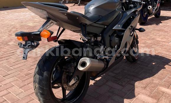 Gura Yakoze Yamaha YZF Black Bike i Kampala mu Uganda Gura Yakoze Yamaha YZF Black Bike i Kampala mu Uganda