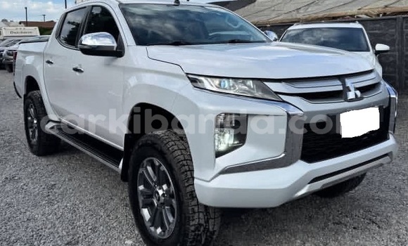 Nunua Ilio tumika Mitsubishi L200 Nyeupe Gari ndani ya Kampala nchini Uganda