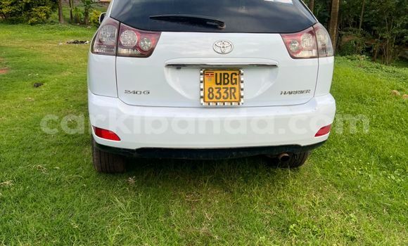 Gura Yakoze Toyota Harrier White Imodoka i Kampala mu Uganda