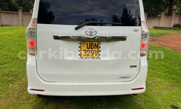 Gura Yakoze Toyota Noah White Imodoka i Kampala mu Uganda