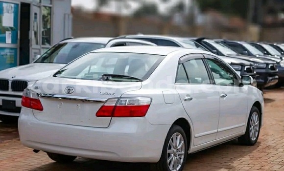 Gura Yakoze Toyota Premio White Imodoka i Kampala mu Uganda Gura Yakoze Toyota Premio White Imodoka i Kampala mu Uganda