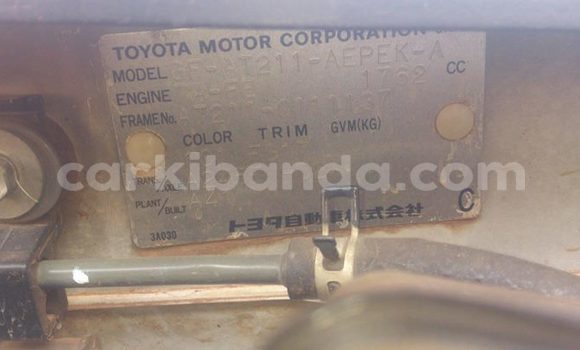 Nunua Ilio tumika Toyota Premio Fedha Gari ndani ya Kampala nchini Uganda Nunua Ilio tumika Toyota Premio Fedha Gari ndani ya Kampala nchini Uganda