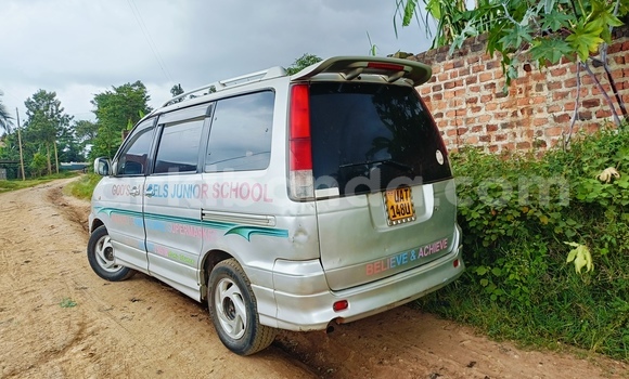 Gura Yakoze Toyota Noah Silver Imodoka i Mukono mu Uganda Gura Yakoze Toyota Noah Silver Imodoka i Mukono mu Uganda