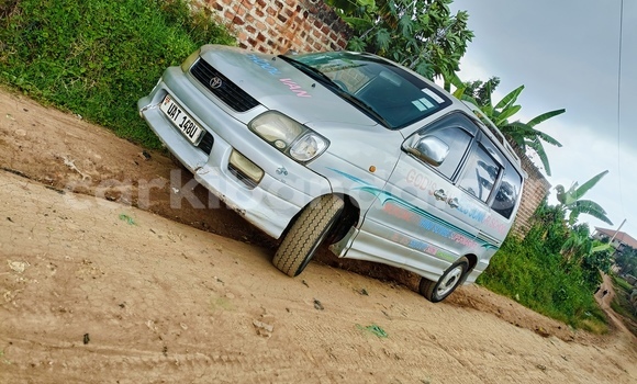 Gura Yakoze Toyota Noah Silver Imodoka i Mukono mu Uganda Gura Yakoze Toyota Noah Silver Imodoka i Mukono mu Uganda