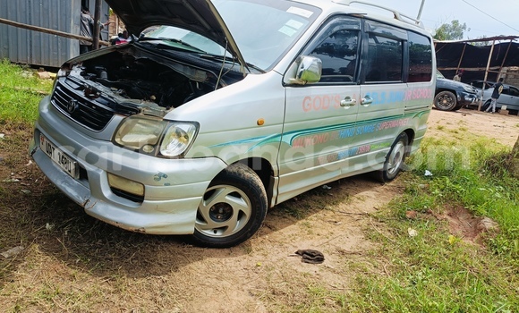 Gura Yakoze Toyota Noah Silver Imodoka i Mukono mu Uganda Gura Yakoze Toyota Noah Silver Imodoka i Mukono mu Uganda