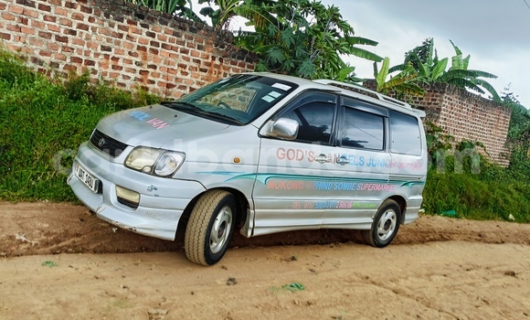 Gura Yakoze Toyota Noah Silver Imodoka i Mukono mu Uganda Gura Yakoze Toyota Noah Silver Imodoka i Mukono mu Uganda