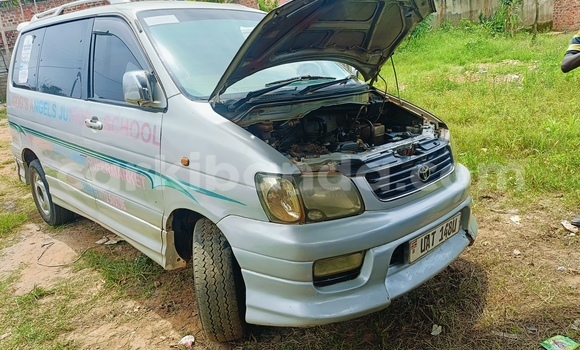Gura Yakoze Toyota Noah Silver Imodoka i Mukono mu Uganda Gura Yakoze Toyota Noah Silver Imodoka i Mukono mu Uganda