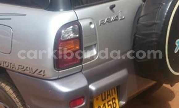 Nunua Ilio tumika Toyota RAV4 Fedha Gari ndani ya Kampala nchini Uganda Nunua Ilio tumika Toyota RAV4 Fedha Gari ndani ya Kampala nchini Uganda
