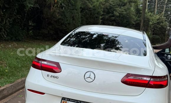 Nunua Mpya Mercedes‒Benz E–Class Nyeupe Gari ndani ya Kampala nchini Uganda Nunua Mpya Mercedes‒Benz E–Class Nyeupe Gari ndani ya Kampala nchini Uganda