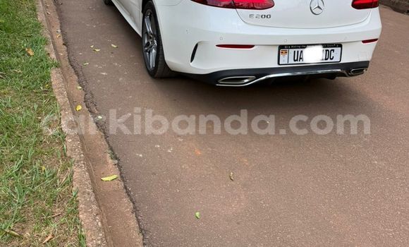 Nunua Mpya Mercedes‒Benz E–Class Nyeupe Gari ndani ya Kampala nchini Uganda Nunua Mpya Mercedes‒Benz E–Class Nyeupe Gari ndani ya Kampala nchini Uganda