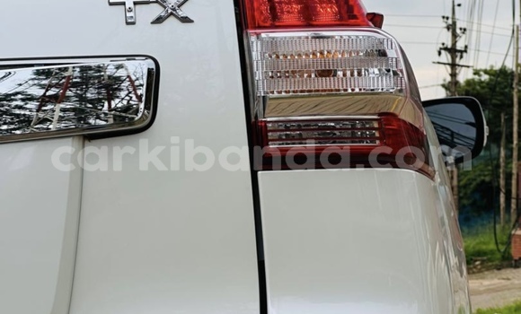 Nunua Ilio tumika Toyota Land Cruiser Prado Nyeupe Gari ndani ya Kampala nchini Uganda Nunua Ilio tumika Toyota Land Cruiser Prado Nyeupe Gari ndani ya Kampala nchini Uganda