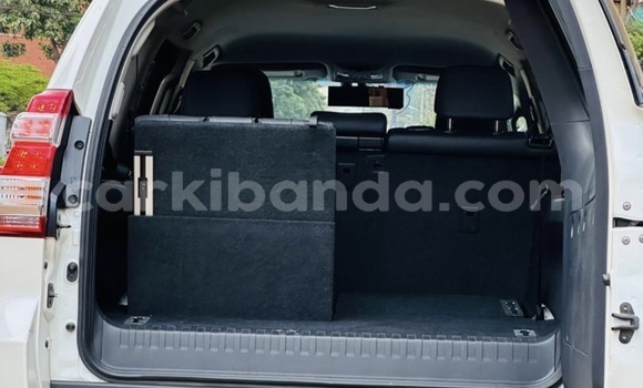 Nunua Ilio tumika Toyota Land Cruiser Prado Nyeupe Gari ndani ya Kampala nchini Uganda Nunua Ilio tumika Toyota Land Cruiser Prado Nyeupe Gari ndani ya Kampala nchini Uganda
