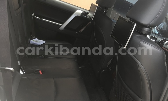 Nunua Ilio tumika Toyota Land Cruiser Prado Nyeupe Gari ndani ya Kampala nchini Uganda Nunua Ilio tumika Toyota Land Cruiser Prado Nyeupe Gari ndani ya Kampala nchini Uganda
