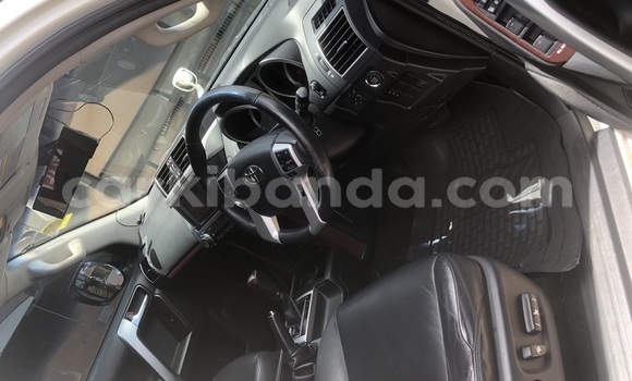 Nunua Ilio tumika Toyota Land Cruiser Prado Nyeupe Gari ndani ya Kampala nchini Uganda Nunua Ilio tumika Toyota Land Cruiser Prado Nyeupe Gari ndani ya Kampala nchini Uganda