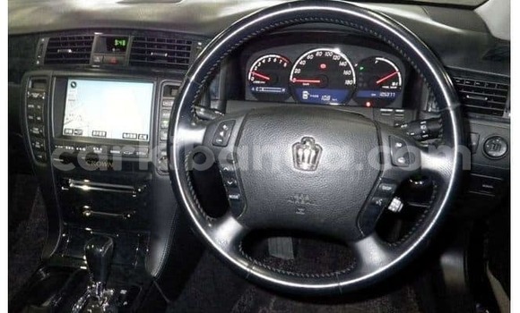 Gura Yakoze Toyota Crown Black Imodoka i Kampala mu Uganda Gura Yakoze Toyota Crown Black Imodoka i Kampala mu Uganda