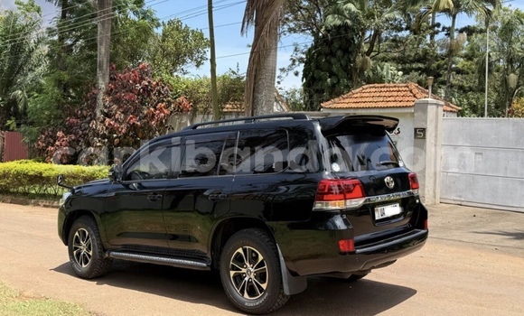 Nunua Mpya Toyota Land Cruiser Nyeusi Gari ndani ya Kampala nchini Uganda Nunua Mpya Toyota Land Cruiser Nyeusi Gari ndani ya Kampala nchini Uganda