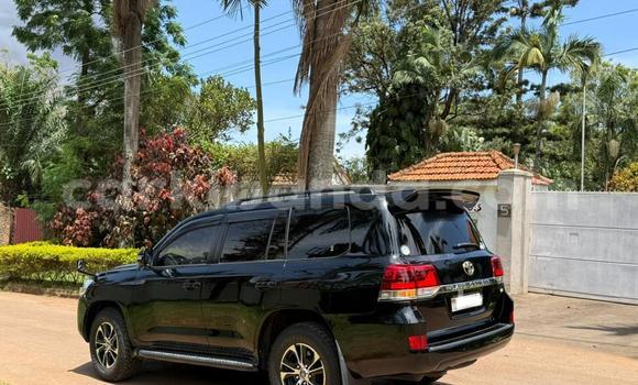 Nunua Mpya Toyota Land Cruiser Nyeusi Gari ndani ya Kampala nchini Uganda Nunua Mpya Toyota Land Cruiser Nyeusi Gari ndani ya Kampala nchini Uganda