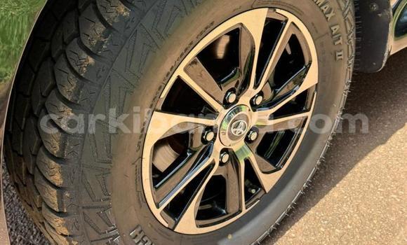 Nunua Mpya Toyota Land Cruiser Nyeusi Gari ndani ya Kampala nchini Uganda Nunua Mpya Toyota Land Cruiser Nyeusi Gari ndani ya Kampala nchini Uganda