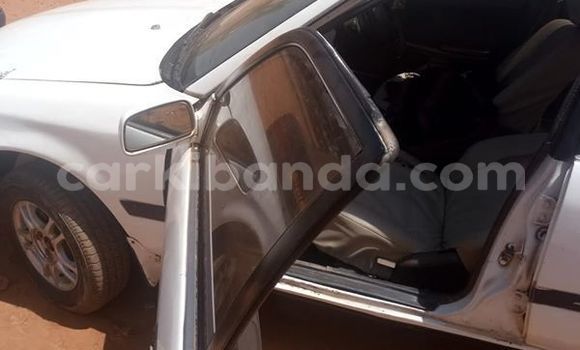 Gura Yakoze Toyota Corona White Imodoka i Kampala mu Uganda Gura Yakoze Toyota Corona White Imodoka i Kampala mu Uganda