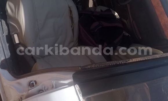 Gura Yakoze Toyota Corona White Imodoka i Kampala mu Uganda Gura Yakoze Toyota Corona White Imodoka i Kampala mu Uganda