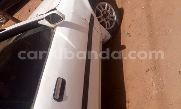 Gura Yakoze Toyota Corona White Imodoka i Kampala mu Uganda Gura Yakoze Toyota Corona White Imodoka i Kampala mu Uganda