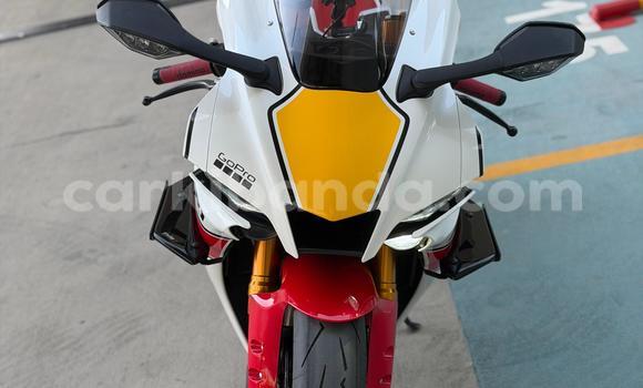 Gura Yakoze Yamaha R1 White Bike i Kampala mu Uganda Gura Yakoze Yamaha R1 White Bike i Kampala mu Uganda