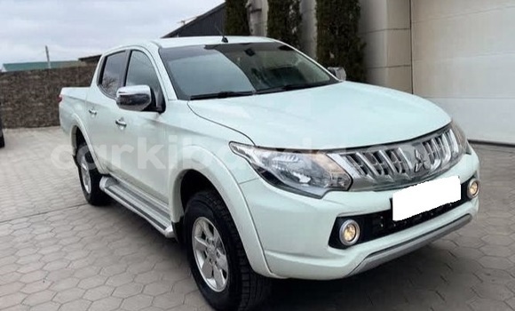 Gura Yakoze Mitsubishi L200 White Imodoka i Kampala mu Uganda Gura Yakoze Mitsubishi L200 White Imodoka i Kampala mu Uganda