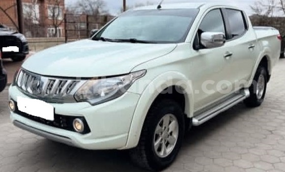 Gura Yakoze Mitsubishi L200 White Imodoka i Kampala mu Uganda Gura Yakoze Mitsubishi L200 White Imodoka i Kampala mu Uganda