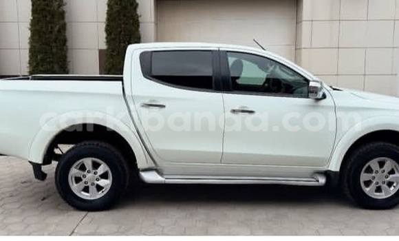Gura Yakoze Mitsubishi L200 White Imodoka i Kampala mu Uganda Gura Yakoze Mitsubishi L200 White Imodoka i Kampala mu Uganda