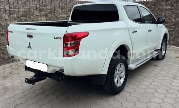 Gura Yakoze Mitsubishi L200 White Imodoka i Kampala mu Uganda Gura Yakoze Mitsubishi L200 White Imodoka i Kampala mu Uganda