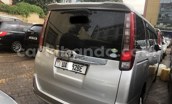 Gura Nshya Toyota Noah Silver Imodoka i Kampala mu Uganda Gura Nshya Toyota Noah Silver Imodoka i Kampala mu Uganda