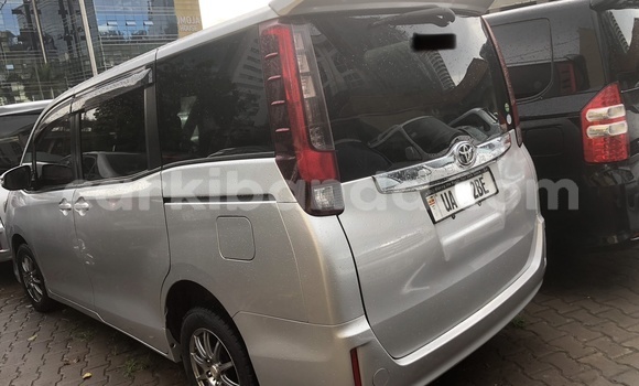 Gura Nshya Toyota Noah Silver Imodoka i Kampala mu Uganda Gura Nshya Toyota Noah Silver Imodoka i Kampala mu Uganda