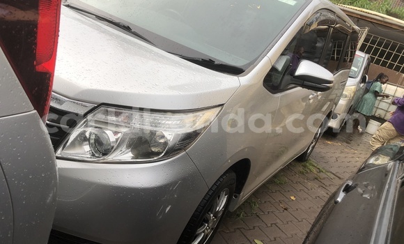 Gura Nshya Toyota Noah Silver Imodoka i Kampala mu Uganda Gura Nshya Toyota Noah Silver Imodoka i Kampala mu Uganda