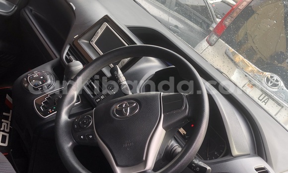 Gura Nshya Toyota Noah Silver Imodoka i Kampala mu Uganda Gura Nshya Toyota Noah Silver Imodoka i Kampala mu Uganda