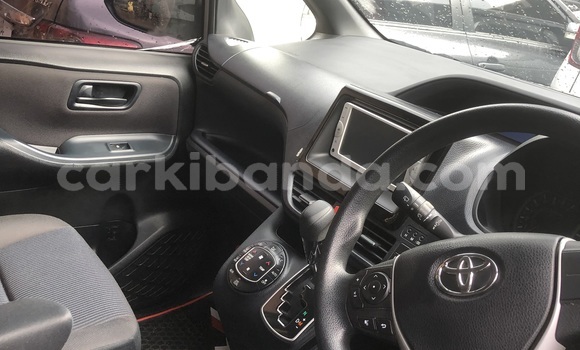 Gura Nshya Toyota Noah Silver Imodoka i Kampala mu Uganda Gura Nshya Toyota Noah Silver Imodoka i Kampala mu Uganda