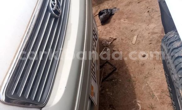 Gura Yakoze Toyota Super Custom White Imodoka i Kampala mu Uganda Gura Yakoze Toyota Super Custom White Imodoka i Kampala mu Uganda